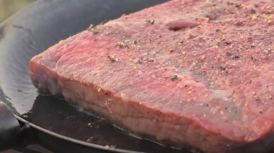 牛排配上最好的酱汁和篝火！