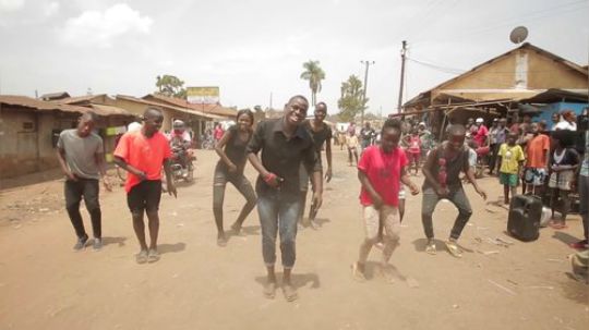 非洲平民窟小孩街头舞蹈