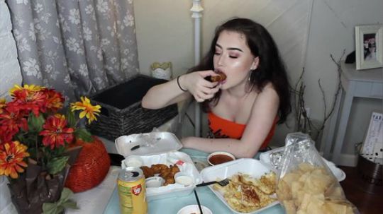 「美蒂」这个妹子吃播有要加钟的么