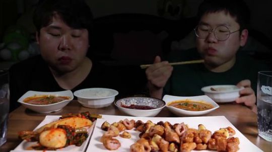 - 烹饪王龙 - 肥肠吃播