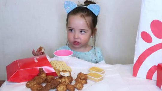 Candoos美国超萌的天使妹妹表演吃炸鸡