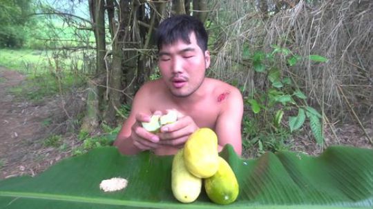 【吃到吐系列】眯眯眼的吃播——超级大黄瓜