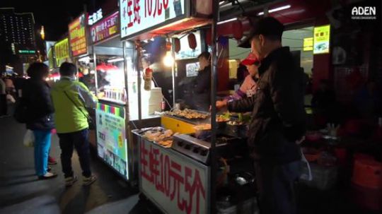 老外来中国南宁拍摄令他们垂涎欲滴的正宗中式街头小吃