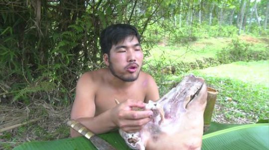 【吃到吐系列】眯眯眼的吃播——猪头