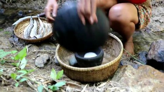 【荒野虫姐】~第一眼看成是蛇的举个爪爪~穿黑丝的鱼~