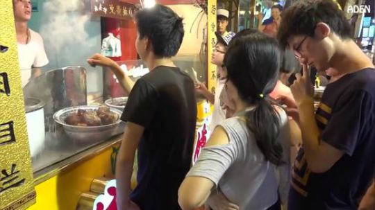 老外来中国西安拍摄令他们垂涎欲滴的正宗中式街头小吃