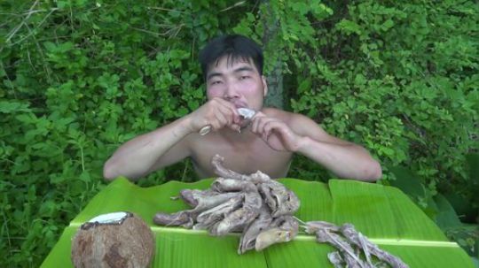 【吃到吐系列】眯眯眼的吃播——鸭头鸭脖