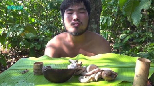 【吃到吐系列】眯眯眼的吃播——猪下水