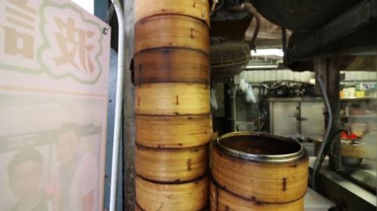 老外来中国香港拍摄令他们垂涎欲滴的正宗中式街头小吃