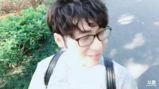 王多多：电脑坏了 就公园里看看书吧 2018-11-06 15点场