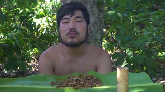 【吃到吐系列】眯眯眼的吃播——虫蛹