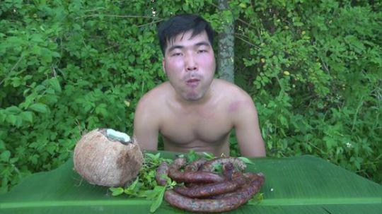 【吃到吐系列】眯眯眼的吃播——大香肠+椰子汁