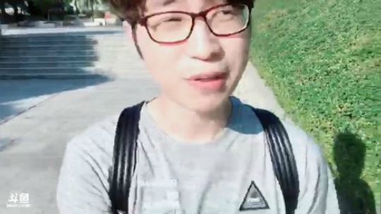 王多多：电脑坏了 就公园里看看书吧 2018-11-06 15点场