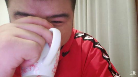 我在斗鱼看做个疯子直播户外