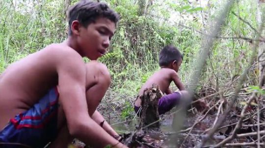 【荒野戏精】~两个小戏精~小可怜和哥哥一起烤鳝鱼吃·