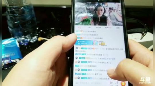 我在斗鱼看火力堂主直播户外