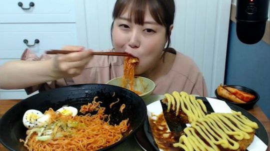 - 脸蛋圆圆地孝宁 - 最新吃播+1