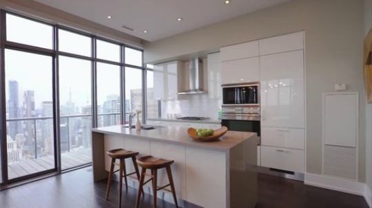 -豪宅欣赏-在加拿大多伦多查尔斯街的一户景观开阔的高层公寓