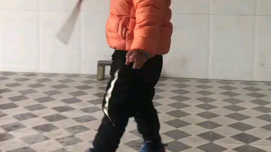 西安小孩想做孙悟空，看看他玩金箍棒！你家小孩怎么做的？可以留