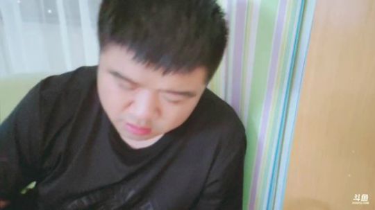 我在斗鱼看做个疯子直播户外