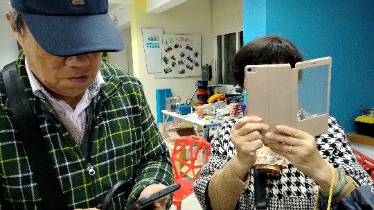 老年人玩转数码网络 手机微信使用