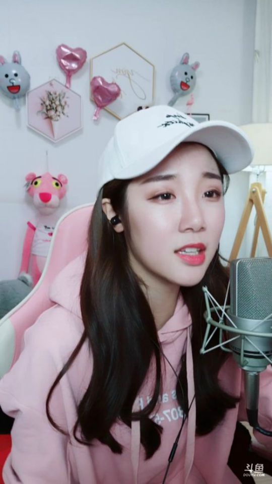 林cute_【直播时刻】活在自己的小世界里 20181120 23点场_斗鱼视频