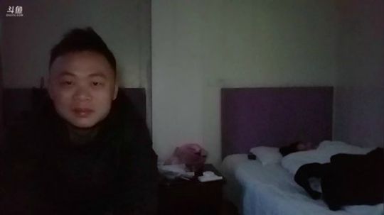 我在斗鱼看老乡开下门直播户外