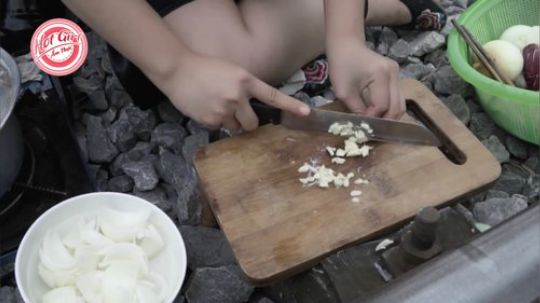 越南小姐俩真大胆，火车轨上