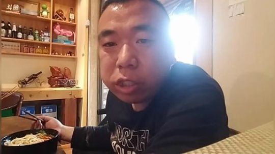 我在斗鱼看主播小黑亮亮直播美食