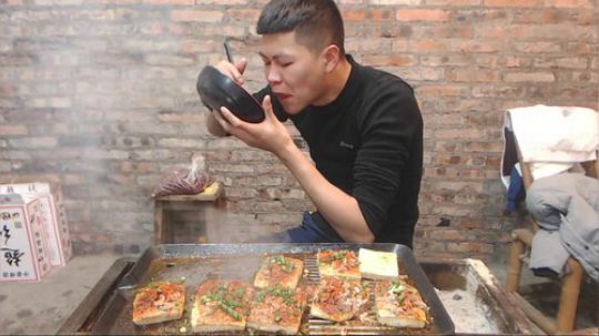 我在斗鱼看美食老王直播美食