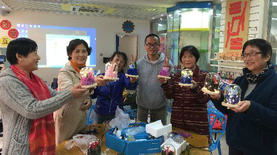 玩转创新屋  广中居委diy永生花