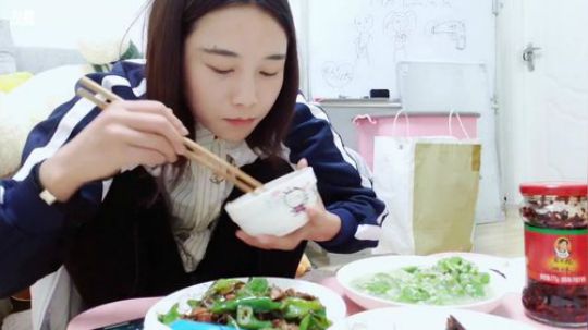 肖淑洁的188万粉丝发布了一个斗鱼视频2018-11-28