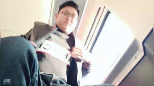 我在斗鱼看火力堂主直播户外