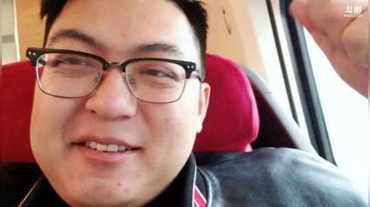我在斗鱼看火力堂主直播户外