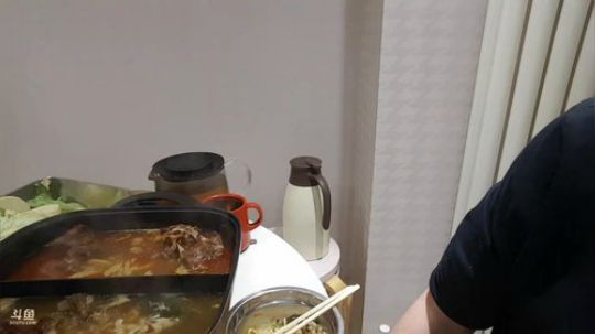 我在斗鱼看小主播无尽直播美食