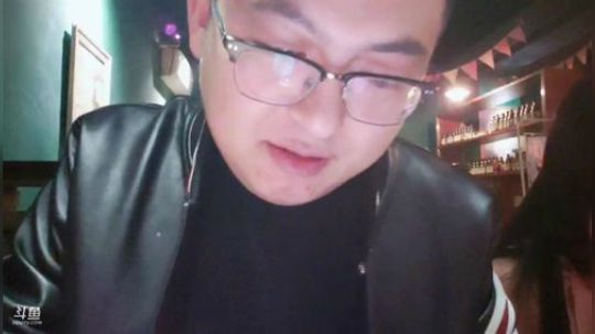 我在斗鱼看火力堂主直播户外