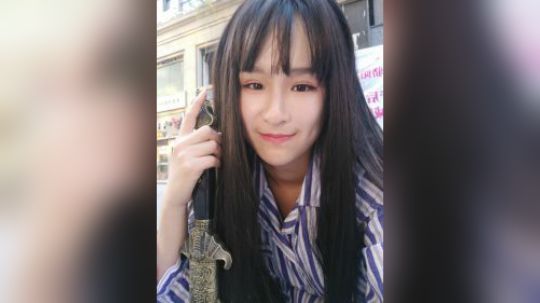 美女当街羞耻到爆炸