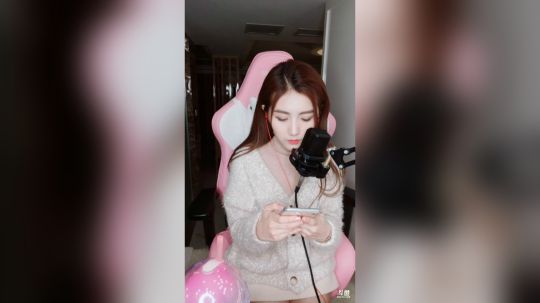 登月团丶离去发布了一个斗鱼视频2018-12-01