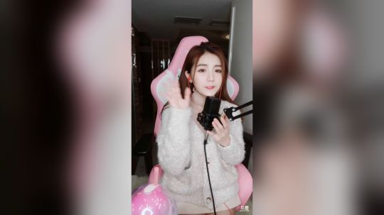 登月团丶离去发布了一个斗鱼视频2018-12-01