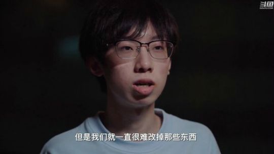 我在斗鱼看英雄联盟官方赛事直播英雄联盟