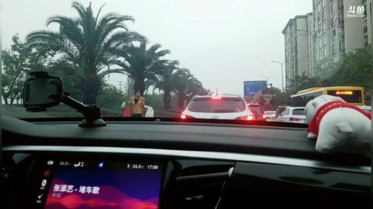 我在斗鱼看黑哥户外直播户外