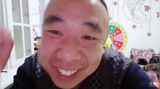 我在斗鱼看主播小黑亮亮直播美食