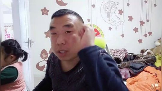 我在斗鱼看主播小黑亮亮直播美食