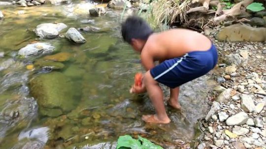 【荒野戏精】趁老弟睡觉偷偷在河边吃鸡内脏！真香.