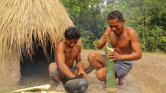 【躺尸兄弟】越南小哥 种地之余做点竹筒烤肉 美味