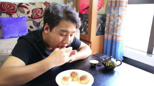 我在斗鱼看野食小哥直播美食