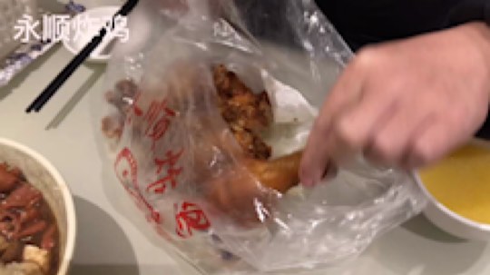 今天晚上吃的饭，嘎嘎香，炸鸡脆，茄丁面绝了，馅儿饼无敌，一碗