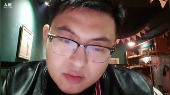我在斗鱼看火力堂主直播户外