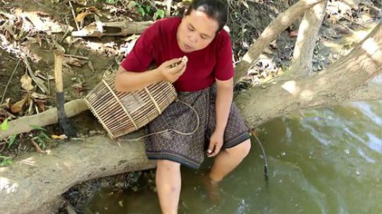 【荒野二嫂】看嫂嫂抓老鼠，吃老鼠！