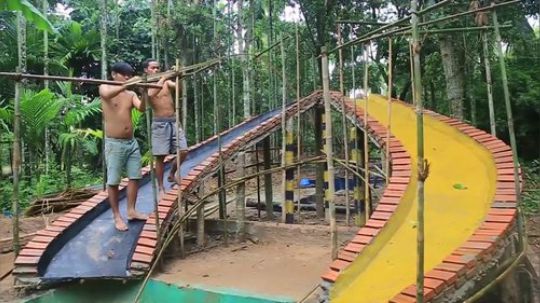 【原始生存·建造】原始森林里建造双重滑梯度假休闲游泳池